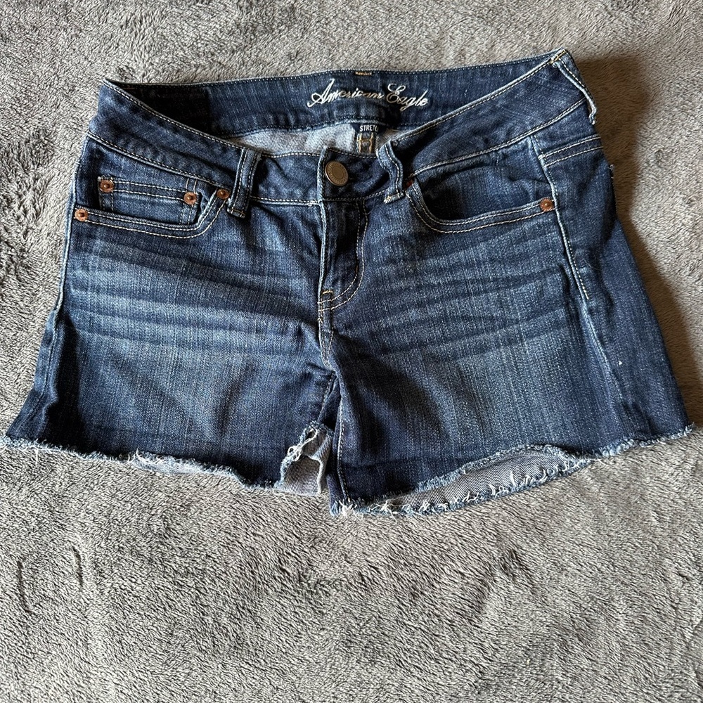 American Eagle Booty Shorts Jean Cut Off Frayed Medium Wash Size 4 Stretch